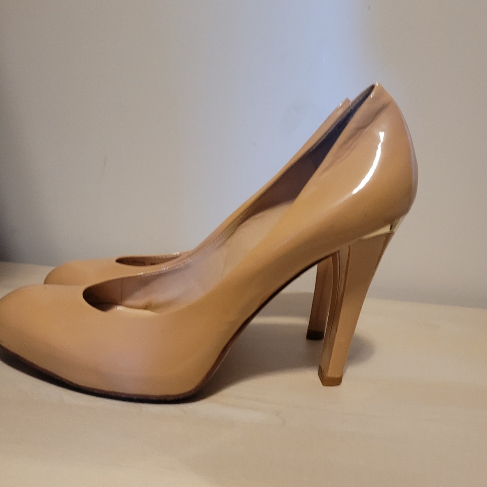BCBGMAXAZRIA nude patent leather heels